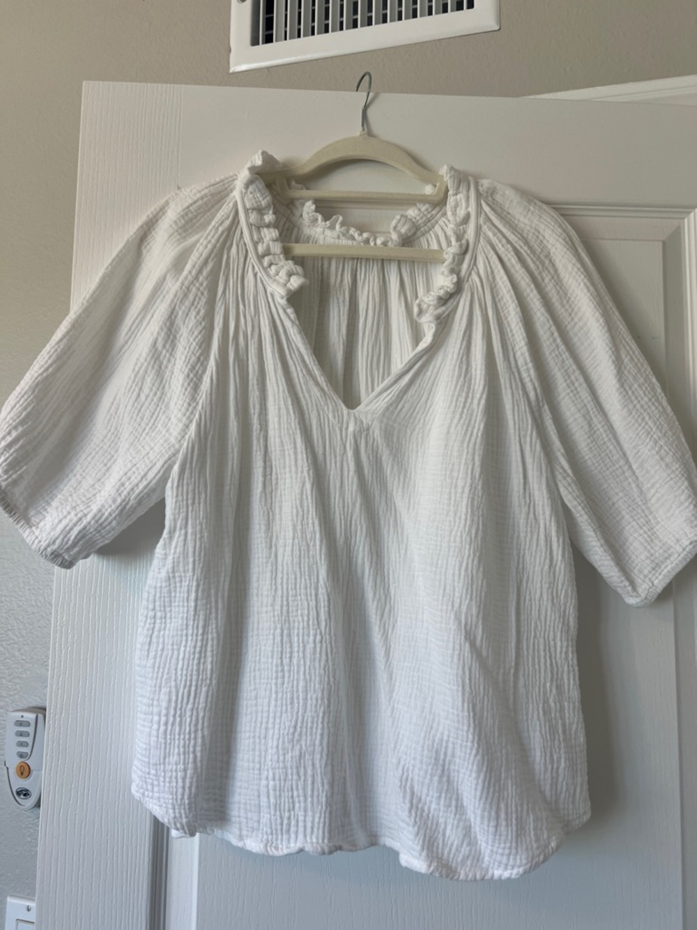 LIKE NEW Just Living White Gauze V-Neck Peasant Blouse Size XL